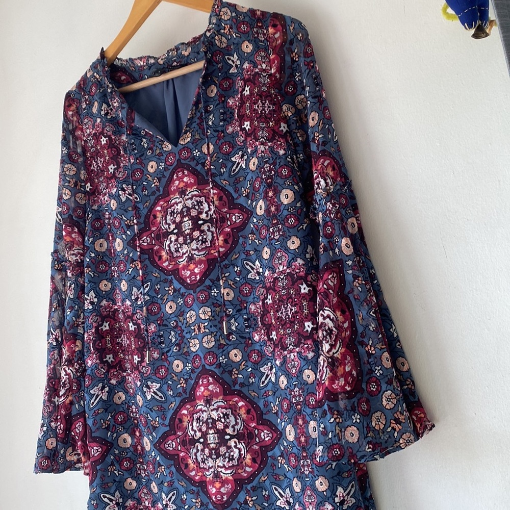 WHBM S Long Bell Sleeve Medallion Printed Shift Dress - Picture 8 of 13